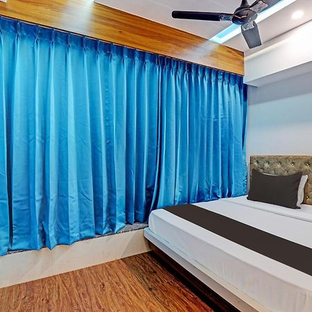 Collection O Hotel Swarg Surat Exteriör bild