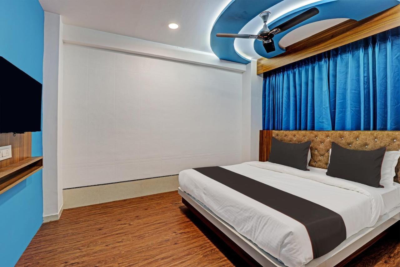 Collection O Hotel Swarg Surat Exteriör bild