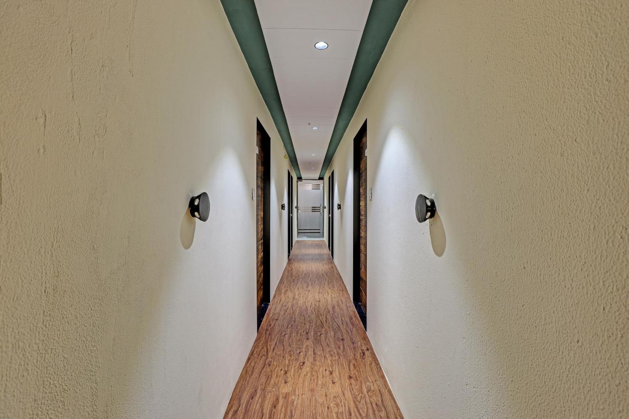 Collection O Hotel Swarg Surat Exteriör bild