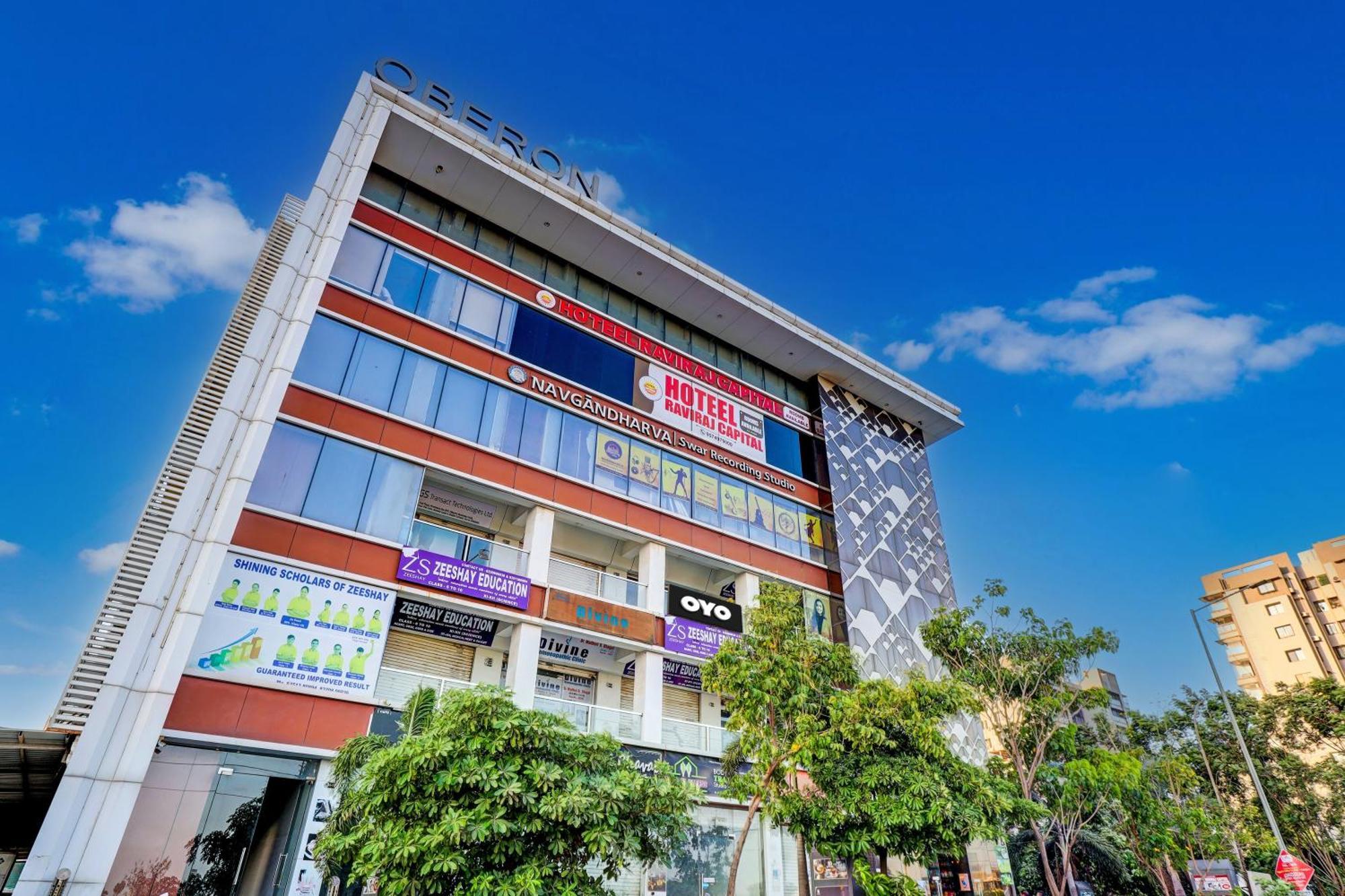 Collection O Hotel Swarg Surat Exteriör bild