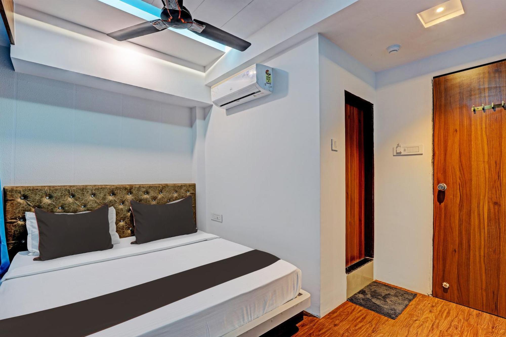 Collection O Hotel Swarg Surat Exteriör bild