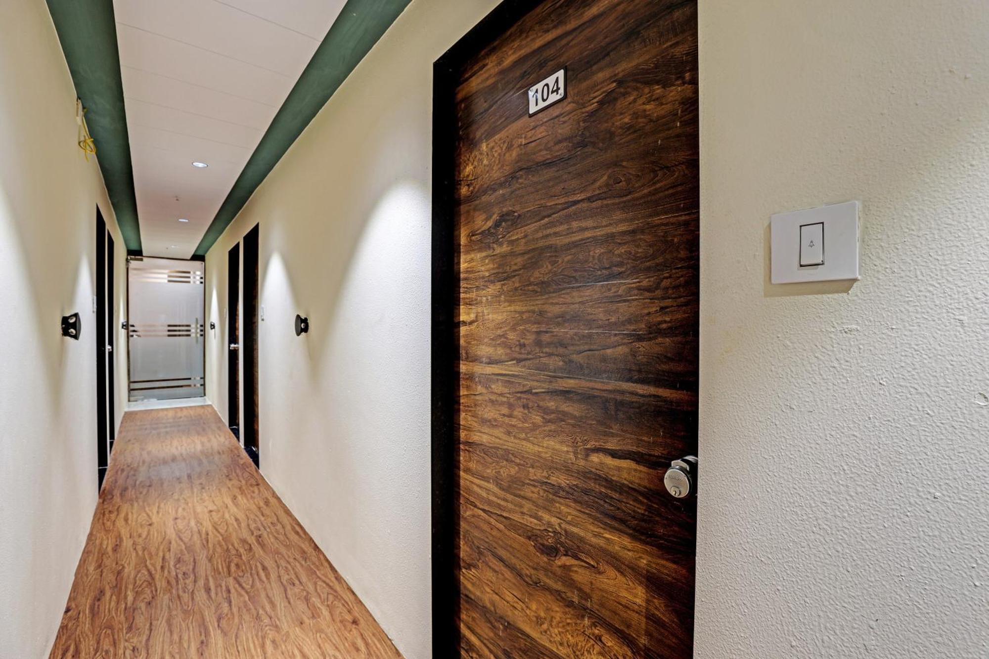 Collection O Hotel Swarg Surat Exteriör bild