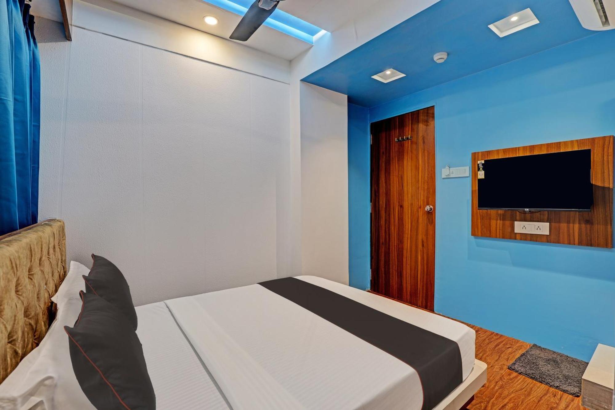 Collection O Hotel Swarg Surat Exteriör bild