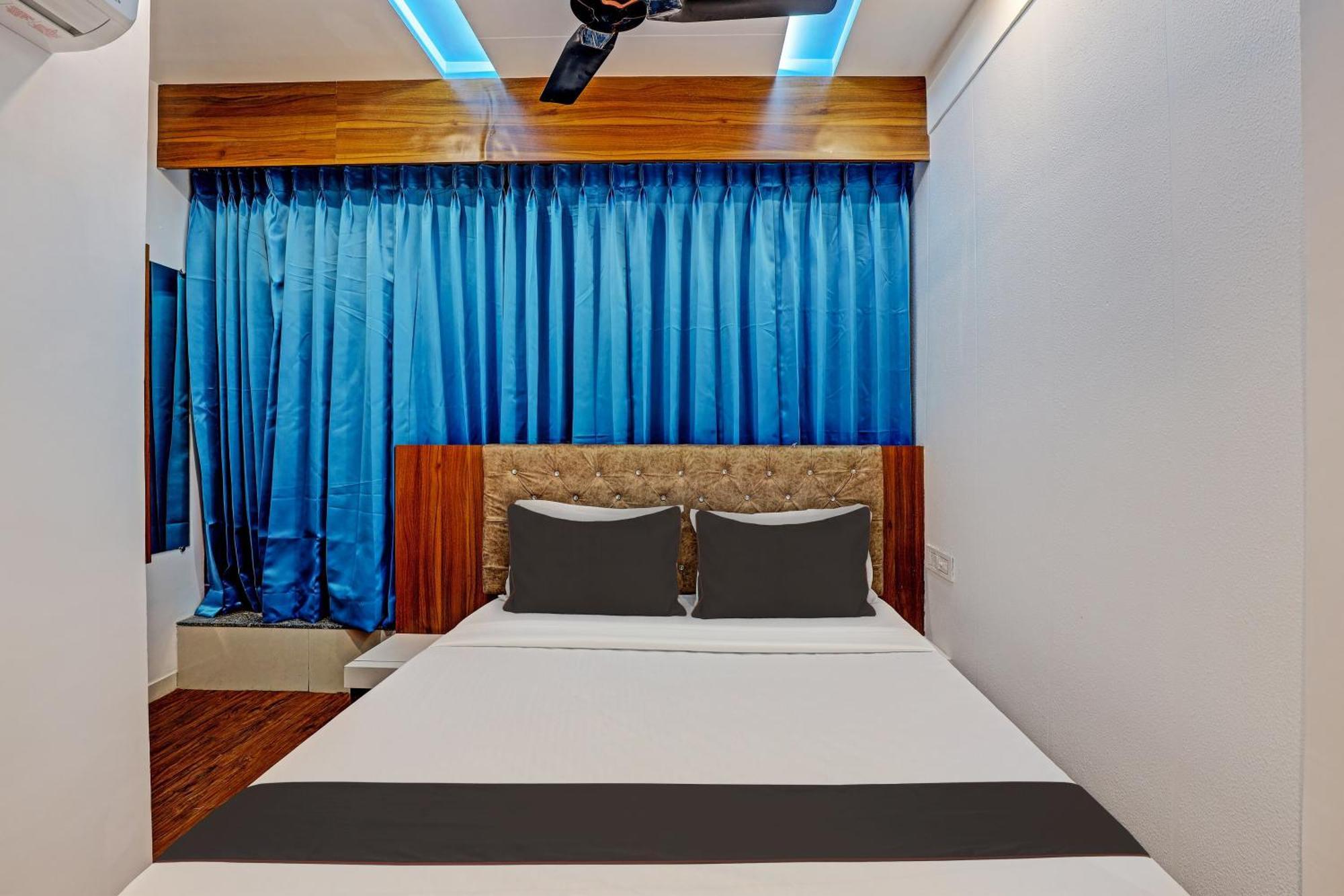 Collection O Hotel Swarg Surat Exteriör bild