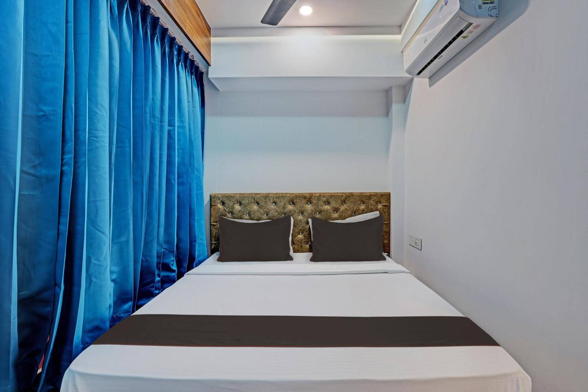 Collection O Hotel Swarg Surat Exteriör bild