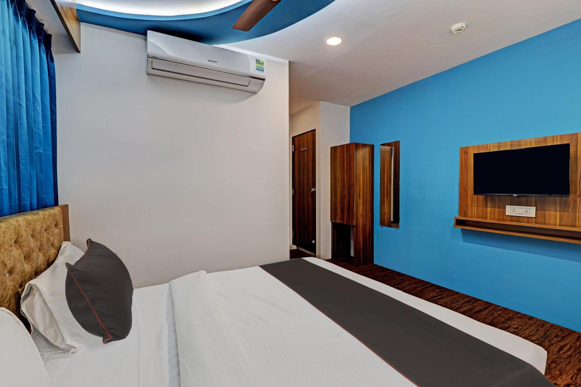 Collection O Hotel Swarg Surat Exteriör bild